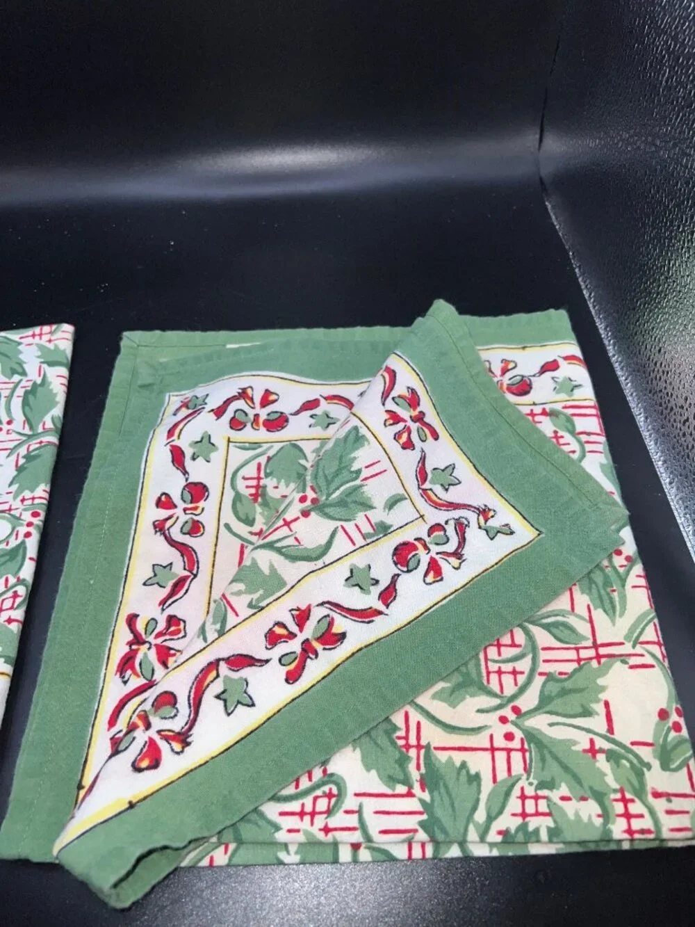 Pomegranate Inc. Cotton Holiday Napkins Green & Red Holly Print - Set of 2 Festi